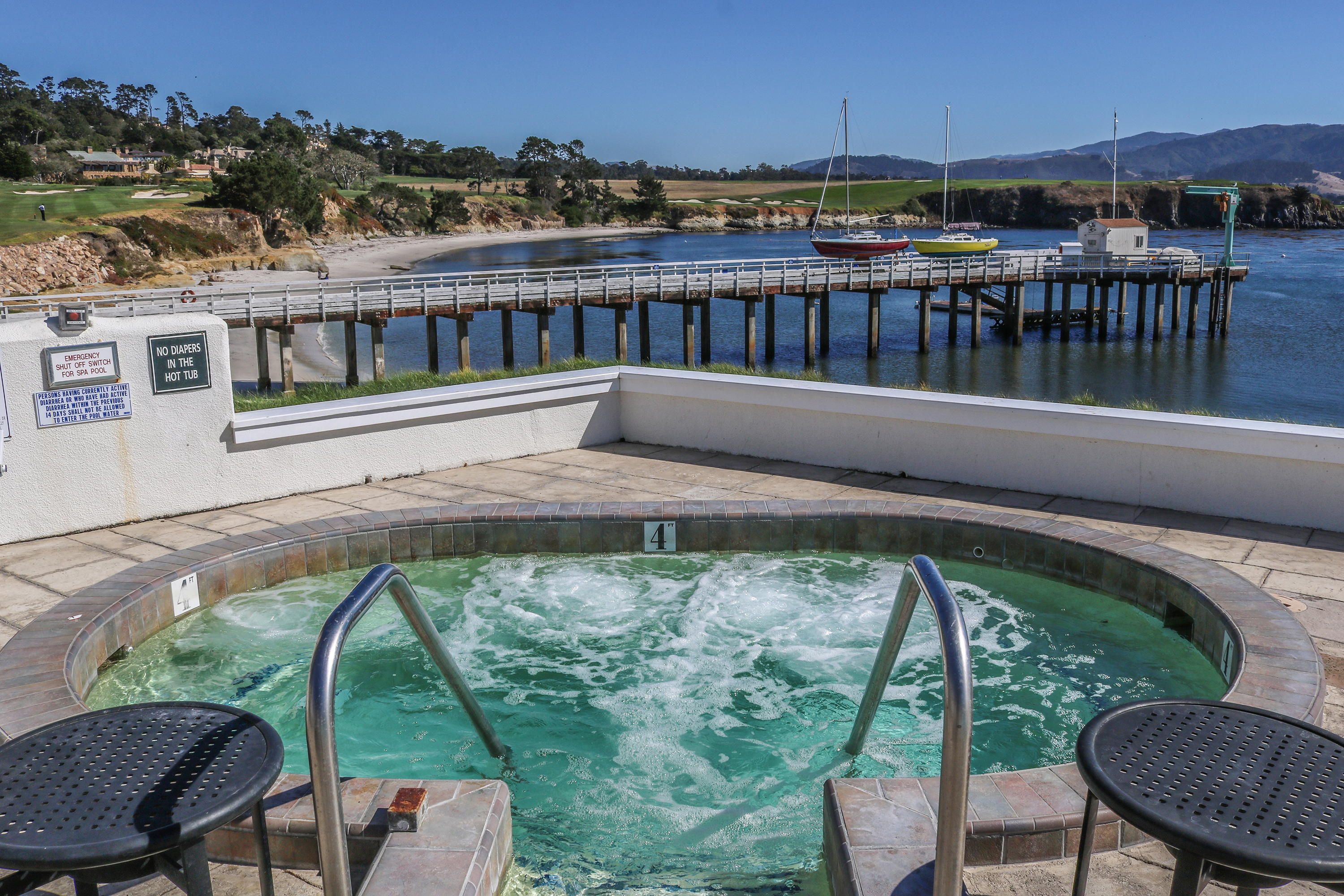 beach club hot tub