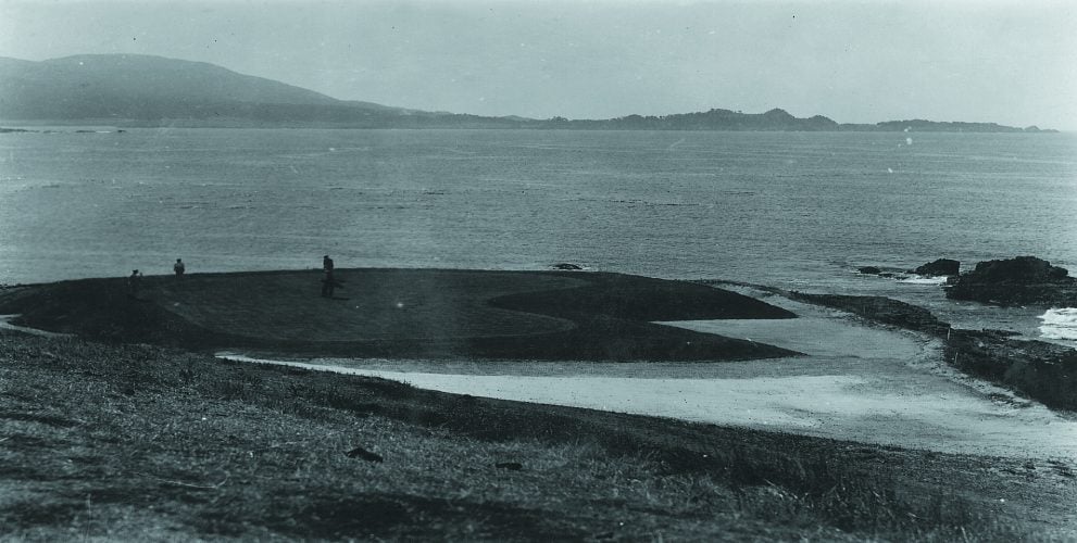 This shot captures play during the 1925 California State Amateur. One large bunker wraps around a slimmed-down L-shaped green.