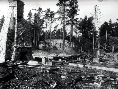 A fire destroys The Lodge in 1917